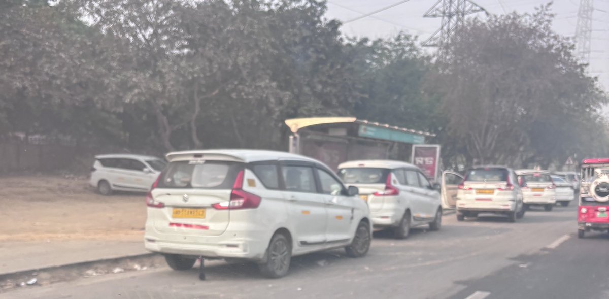Nitinmehta10's tweet photo. @DC_Gurugram @TrafficGGM This spot in where subash chowk flyover ends (refer loc image)has become bottleneck due to one lane occupied by office cabs.This is right near to sign board of Gurgaon traffic police for challan on parking . Looks like taxi union are stronger than law https://t.co/iBbAP9NHtU
