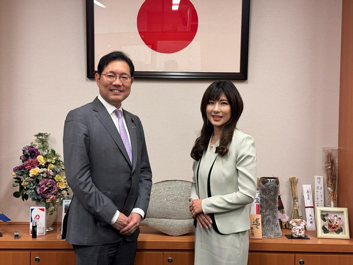 KatsumeYasushi's tweet photo. 3月18日、ワーク・ライフバランス社の小室淑恵社長がお見えになりました。党の雇用問題調査会で事務局次長を、中小企業・小規模事業者政策調査会で事務局長代理を務めており、働き方について解像度を上げて考えなければと思っていたところでしたので、とても良い意見交換となりました。

働き方改革が「働かない改革」と受け止められてきたことが問題の根にあります。加えて、業務・職種に応じ処方箋も多様なはずですが、十把一絡げに議論されていることも議論が噛み合わない要因。一定の超過勤務を認めている現行制度も実は活かし切れていない実態もあります。そしてそもそも人手不足であることを前提とせねばなりません。

これらのことを踏まえ、うまくデザインできれば、総労働投入量の拡大と成長に繋がり得るものでもあります。多くの企業や団体が挑戦されているので、コンセプトではなく具体的な取組からアイデアを得られればと思います。

さて、この日の朝イチは久々に議連から。電気工事議連です。地元での大型工事で電気設備工事の不落が続き整備計画に支障を来したことを引き合いに、技術者不足解消に向けた取組を要請。既に講じられている措置の効果を検証し、ブラッシュアップを図っていただきたいと思います。

レク２件。観光立国基本計画の改定と、日本成長戦略本部のロードマップのうち、グリーンスチールとマテリアルについて。前者では前回会議での指摘について刈り取り、後者では昨日の循環経済関係合同会議も踏まえ、突っ込んで議論することができました。

WLB小室さんご訪問の後、事務局長を務める「社会保障制度調査会・創薬力の強化育成等に関するPT」出席のため党本部へ。選挙後第１回目です。座長には橋本岳先生が就かれました。ここでも成長戦略本部ロードマップのうち、創薬・先端医療と合成生物学・バイオについて政府側から説明を聴取し、意見交換を行いました。国内投資を促進し、エコシステムを再興すること、経済安保に則った取組を強化すべきであること、国際、特にアジア展開を当初より視野に入れるべきこと、そして適正な薬価水準がその鍵であること、などの意見が出ました。しっかり受け止め、今後の議論に活かしていきたいと思います。

レク３件、間に観光立国調査会を挟んで、この日はおしまいです。

#勝目康 #京都１区