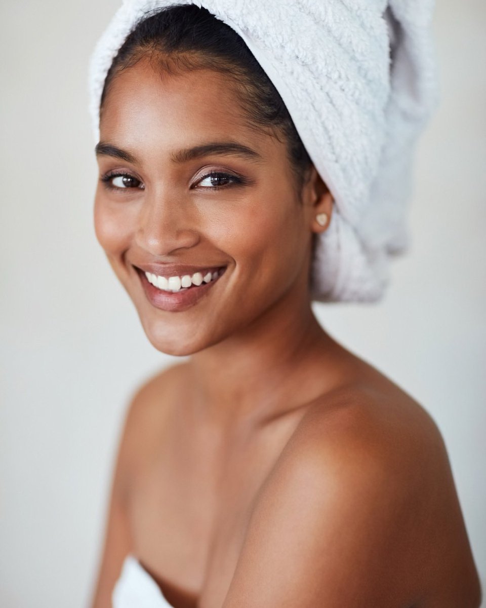 latanyaonline's tweet image. Grounding myself in nature’s ingredients. 🌿
Take a moment to breathe it all in today.

#makeuptips
#beautytips