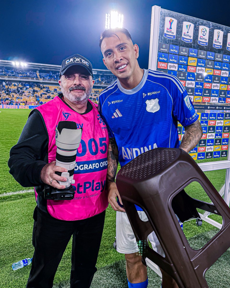 la celebración 📸 / el que le prestó la silla 🪑

¡QUE GRANDE DON DAVID! Ⓜ️💙