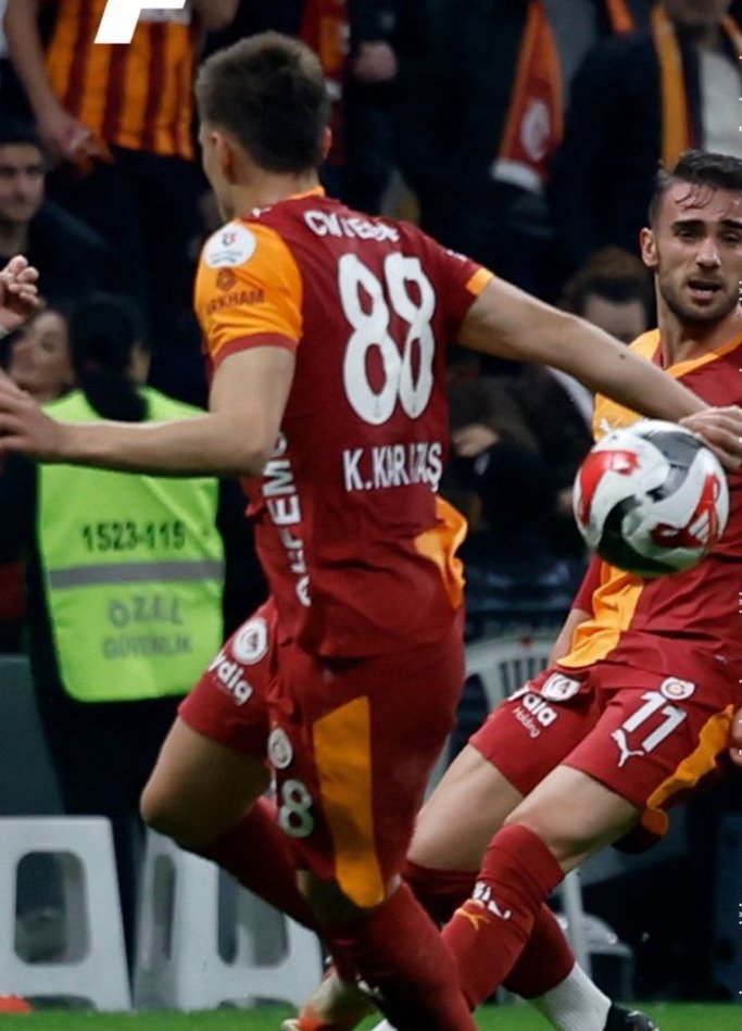 Buna penaltı vermeyip, top yön değiştirmediği hâlde Asensio'nun tırnaklarını sıyırdı iddiası ile Fenerbahçe aleyhinde penaltı veren aşağılık düzene lânet olsun. Fitil fitil burunlarından gelsin.