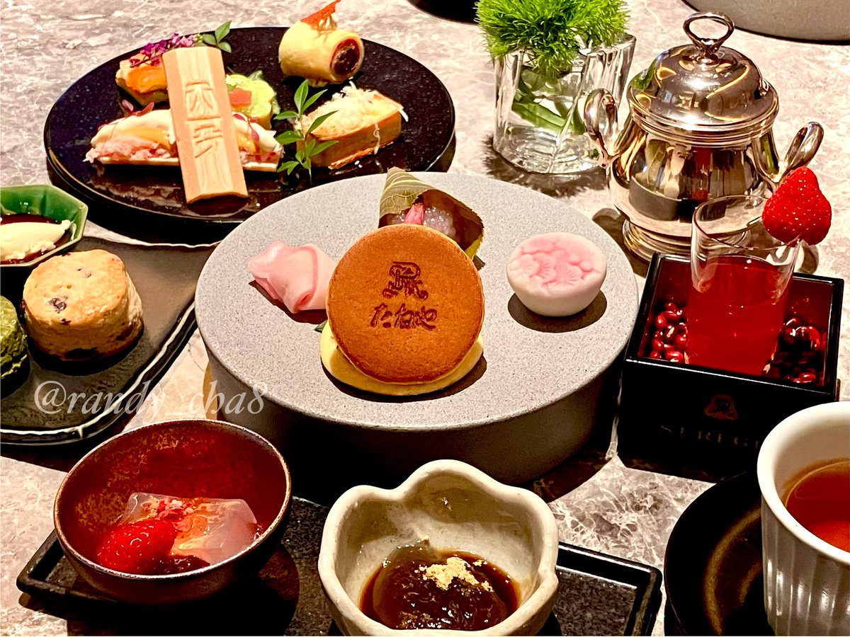 セントレジス大阪ではセントレジスバーのほか ブラッスリー「REGINE」でもアフタヌーンティーを開催していました🍓🫖
こちらは和菓子舗「たねや」とのコラボ
「たねやストロベリー・ティーセレモニーアフタヌーンティー」