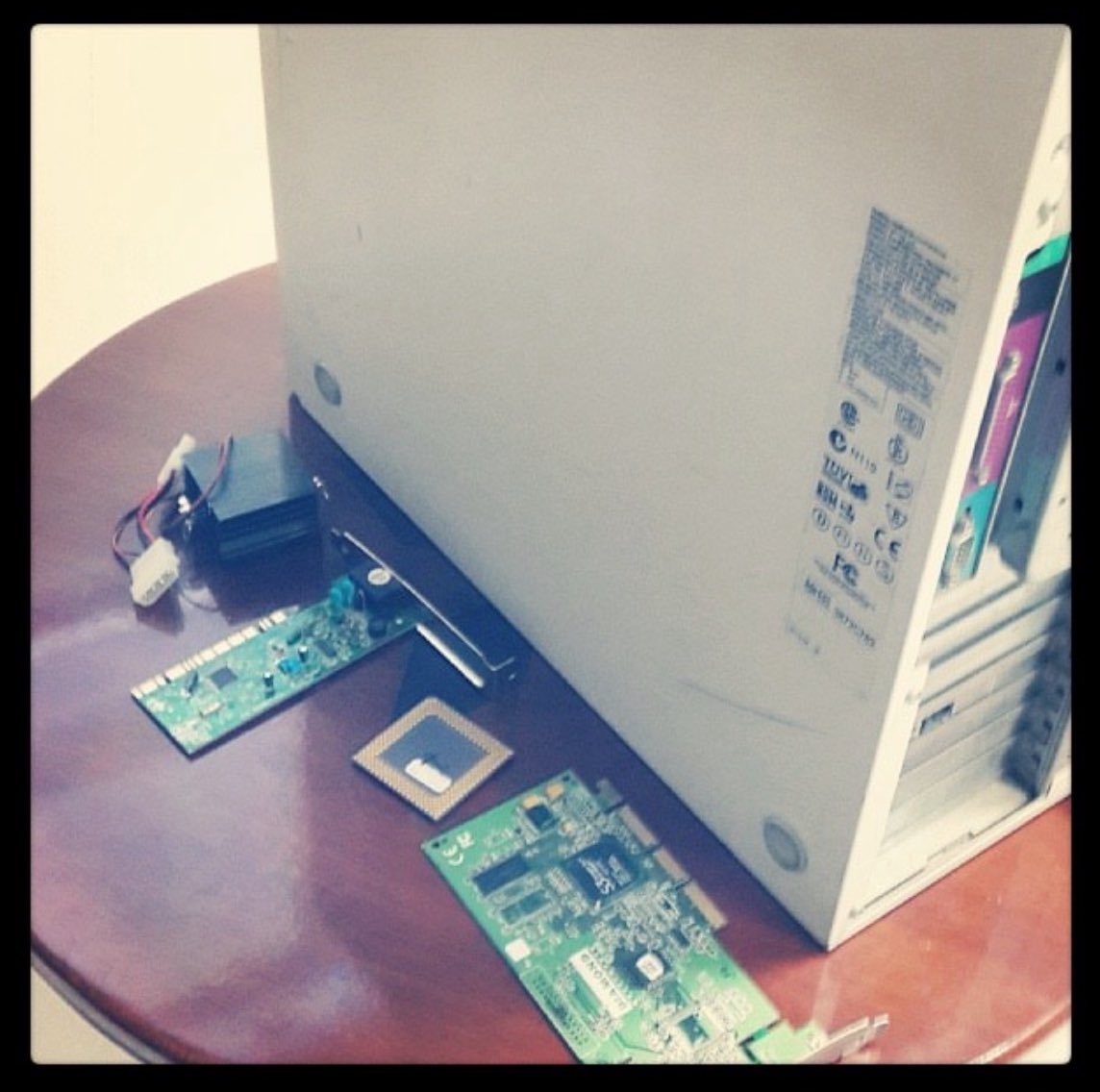 iamaninet's tweet photo. >طلعت لي في ذكريات الانستا ..
اول ماتخرجت توظفت مدربة وكنت ادرّب البنات على هندسة الكمبيوتر ،، مسكتني العبرة 🥹/ https://t.co/5Dzhcvy9yE