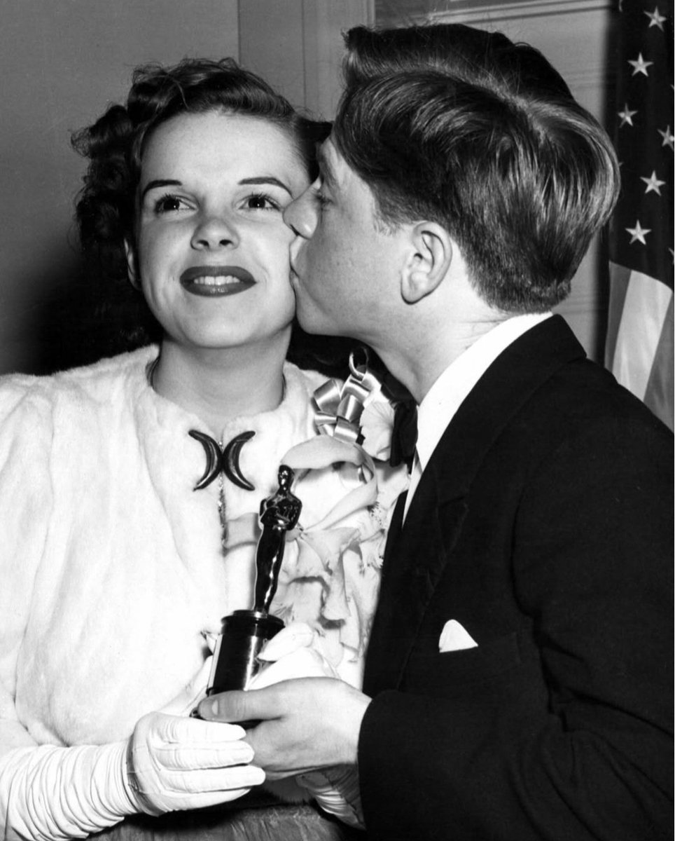 JuanmadelaPoza's tweet photo. #JudyGarland recibió el Óscar juvenil en la 12.ª ceremonia de los #PremiosÓscar (29 de febrero de 1940, Coconut Grove, Ambassador Hotel, Los Ángeles, California, EE. UU.). Este reconocimiento se le otorgó por su actuación en #ElMagoDeOz (#TheWizardOfOz, 1939), de #VictorFleming. https://t.co/T7wggZnLcm