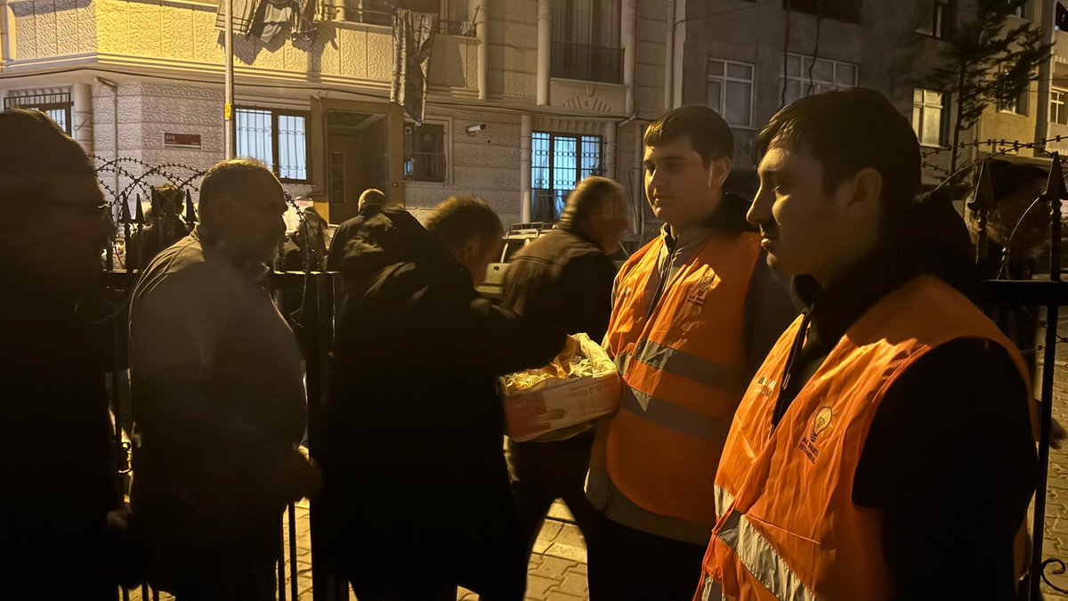 akgencesenyurtt's tweet photo. Teravih namazı sonrası cami çıkışında Necip Fazıl Kısakürek Mahalle Teşkilatımız ile hemşehrilerimize lokum ikram ederek Ramazan’ın bereketini paylaştık. Birliğimiz beraberliğimiz daim olsun.✨

📍 Mescid-i Aksa Camii 

#BirOlmakRuhumuzdaVar https://t.co/DP4CfGht1D