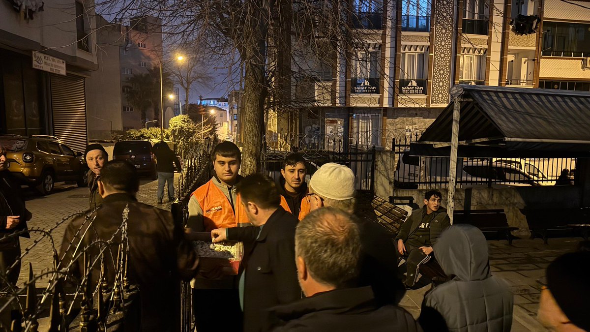 akgencesenyurtt's tweet photo. Teravih namazı sonrası cami çıkışında Necip Fazıl Kısakürek Mahalle Teşkilatımız ile hemşehrilerimize lokum ikram ederek Ramazan’ın bereketini paylaştık. Birliğimiz beraberliğimiz daim olsun.✨

📍 Mescid-i Aksa Camii 

#BirOlmakRuhumuzdaVar https://t.co/DP4CfGht1D