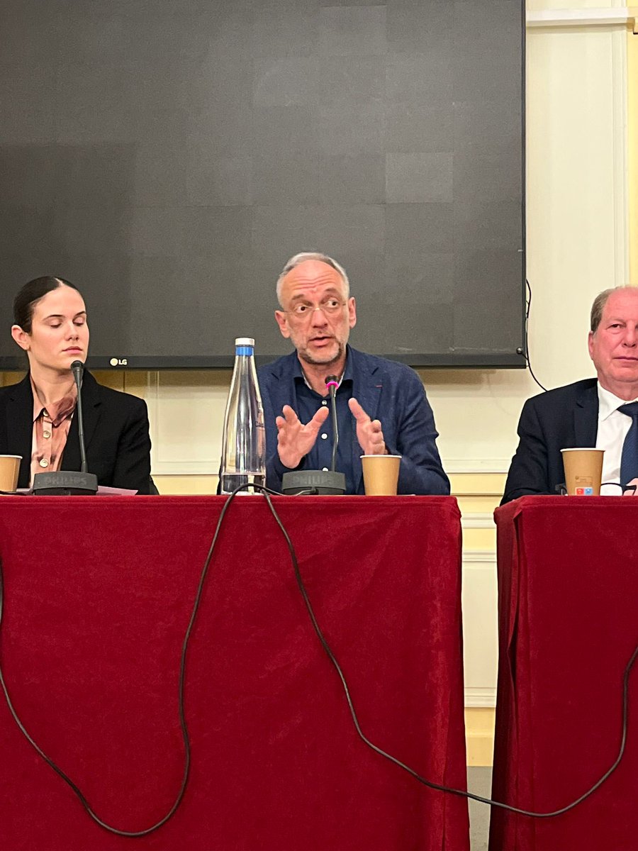 Le Laboratoire de la République tweet media