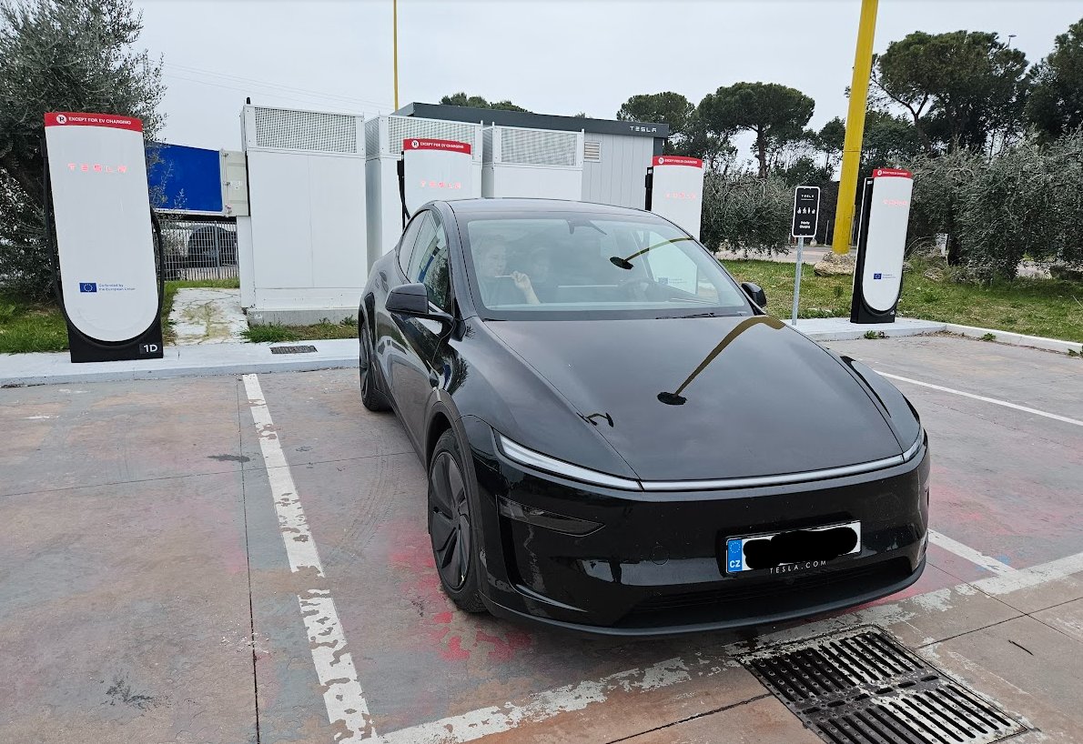TomPeroutka's tweet photo. @alan_kooper Jsem fanoušek Škodovky, mého Kodiaqa jsem zbožňoval. Ale upřímně, nic jiného než Tesla mi teď mysl nedává. Mám Juniper. Trasa Valmez - Pescara s dětma je výrazně lepší zážitek než jakýmkoliv spalovákem (celkem 3 tis km). https://t.co/hx1UnofGl1