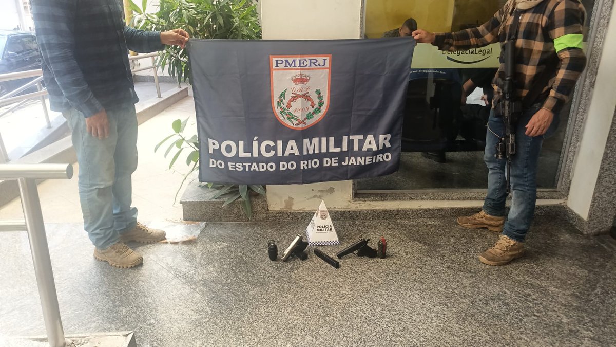 PMERJ's tweet image. FIQUE POR DENTRO | APREENSÕES DO #BOPE NO MORRO DOS PRAZERES

Dois fuzis, cinco pistolas, dois revólveres e grande quantidade de drogas foram apreendidos pelas equipes, nesta quarta-feira (18). Confira nas imagens abaixo!