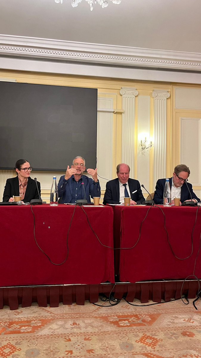 Le Laboratoire de la République tweet media