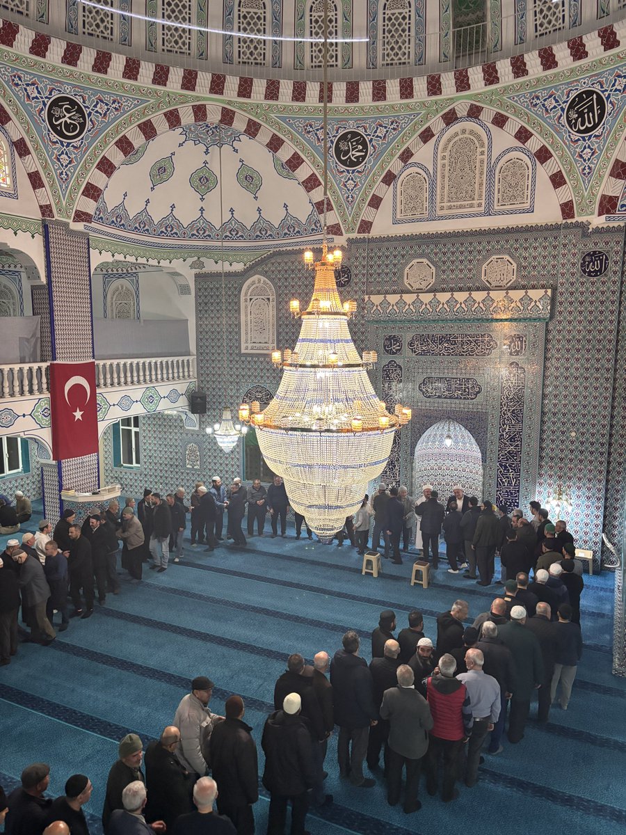 reconnaitras's tweet photo. hep bir ağızdan elveda şehr-i ramazan söylendi, imam cemaatle helalleşti, şimdi herkes salavatlaşıyor. bayılıyoruz bu dinin bir mensubu, bu cemaatin bir parçası olmaya. rabbim nice ramazanları hakkınca uğurlayabilmeyi nasip etsin cümlemize https://t.co/9znznQcDuB