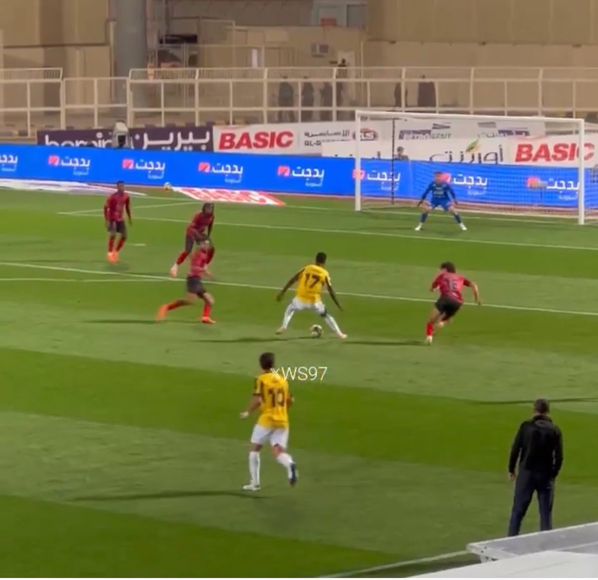 alsllmii's tweet photo. 🚨اصابة دومبيا ❌

 اصابة لاعب الاتحاد وخرج بسبب إصابة في الركبة 🚑 😱

🎥من طريقة الاصابة:

الإصابة كانت بدون احتكاك، والركبة راحت للداخل اثناء الهبوط الخاطئ على الركبة غالبا الاصابه في الرباط الصليبي ACL

احتمال قليل تأثر اربطة المفصل اثناء الالتواء

نهاية موسمة الكروي؟ اعتقد ذلك للاسف