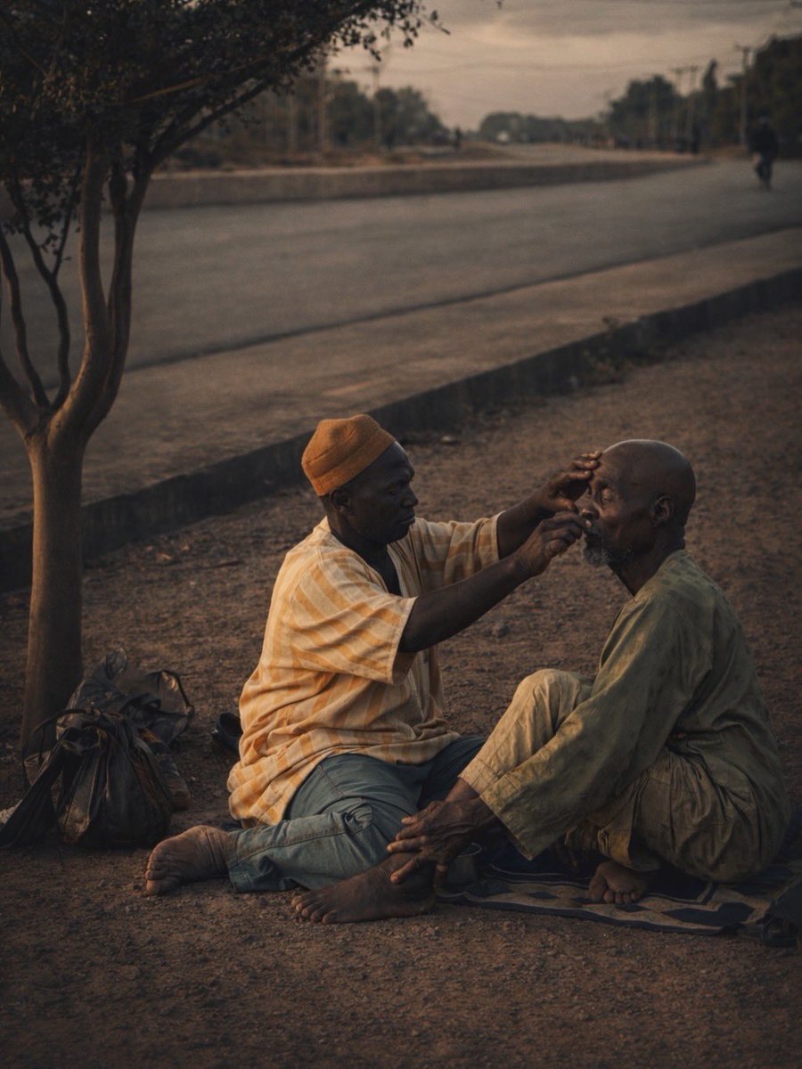 Darkvillainn's tweet photo. “Before the Clippers”
In the North, barbing isn’t always about machines. Sometimes it’s just skill, patience, and trust. A simple blade, done by hand, right there by the roadside. It’s more than a haircut, it’s tradition, real and unfiltered.#Velmo #StreetPhotography #AfricanPho https://t.co/SuNwBxaju5