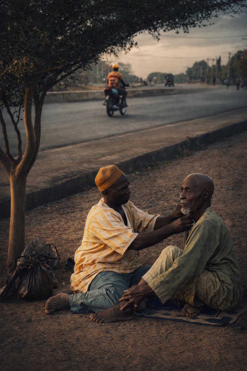 Darkvillainn's tweet photo. “Before the Clippers”
In the North, barbing isn’t always about machines. Sometimes it’s just skill, patience, and trust. A simple blade, done by hand, right there by the roadside. It’s more than a haircut, it’s tradition, real and unfiltered.#Velmo #StreetPhotography #AfricanPho https://t.co/SuNwBxaju5