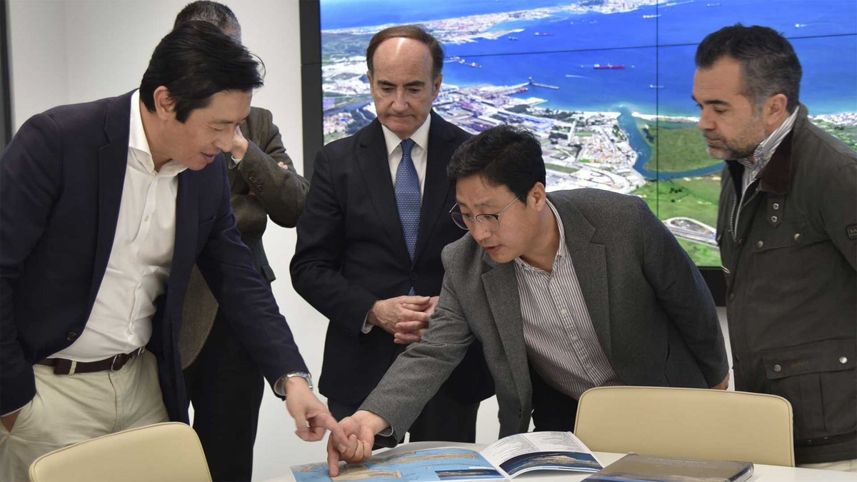 EstrechoDigital's tweet photo. 🟦 La APBA recibe al director general de HMM Europa para abordar la ampliación de TTI Algeciras
·
#ampliaciónterminal #CMACGM #Contenedores #EEDCWK #EstrechodeGibraltar #GreenEnergyHub #HMM #IslaVerdeExterior #PuertodeAlgeciras #TTIAlgeciras
https://t.co/XyqUZURBwC https://t.co/A3AuDntVsh