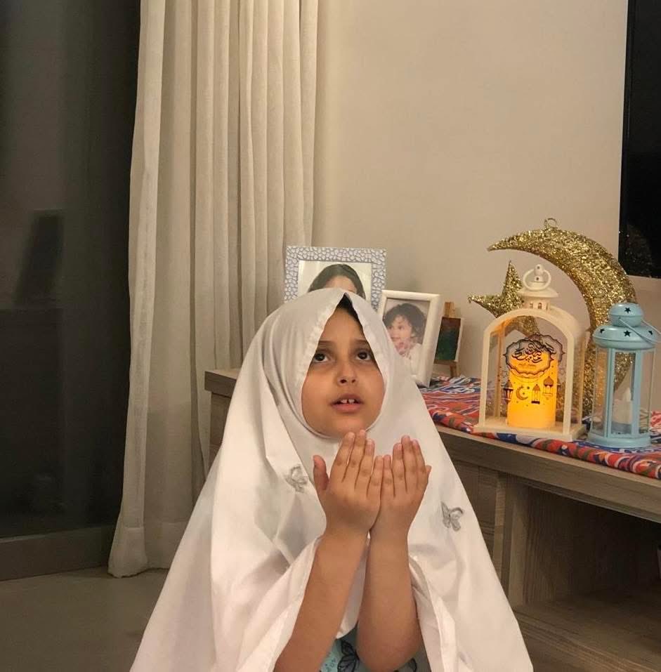 إلى سجّاني زوجي، وإلى من كان السبب في الظلم الذي وقع عليه…
وإلى كل من يملك القدرة على رفع هذا الظلم ولم يفعل…

تذكّروا، وأنتم تستقبلون العيد بين أسركم وأطفالكم فرحين،
أن يُمنى تستقبله دون أبيها…
وأنها لم تعد تعرف معنى العيد ولا فرحة العيد منذ أن غُيِّب والدها ظلمًا خلف