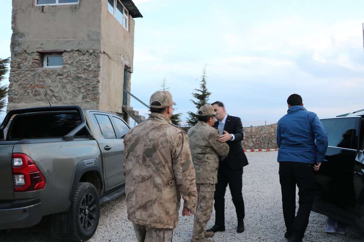 CemisgezekG's tweet photo. 1️⃣ Kaymakamımız Sn. Levent Küçük, Tunceli İl Jandarma Komutanı Tuğgeneral Sn. Bülent Baykal ile birlikte Ulukale Jandarma Karakolu’nu ziyaret ederek görev başındaki kahraman jandarma personelimiz ve kıymetli aileleriyle birlikte iftar yaptı.

@leventkucuk_
#Çemişgezek https://t.co/zPXfWq1HpS