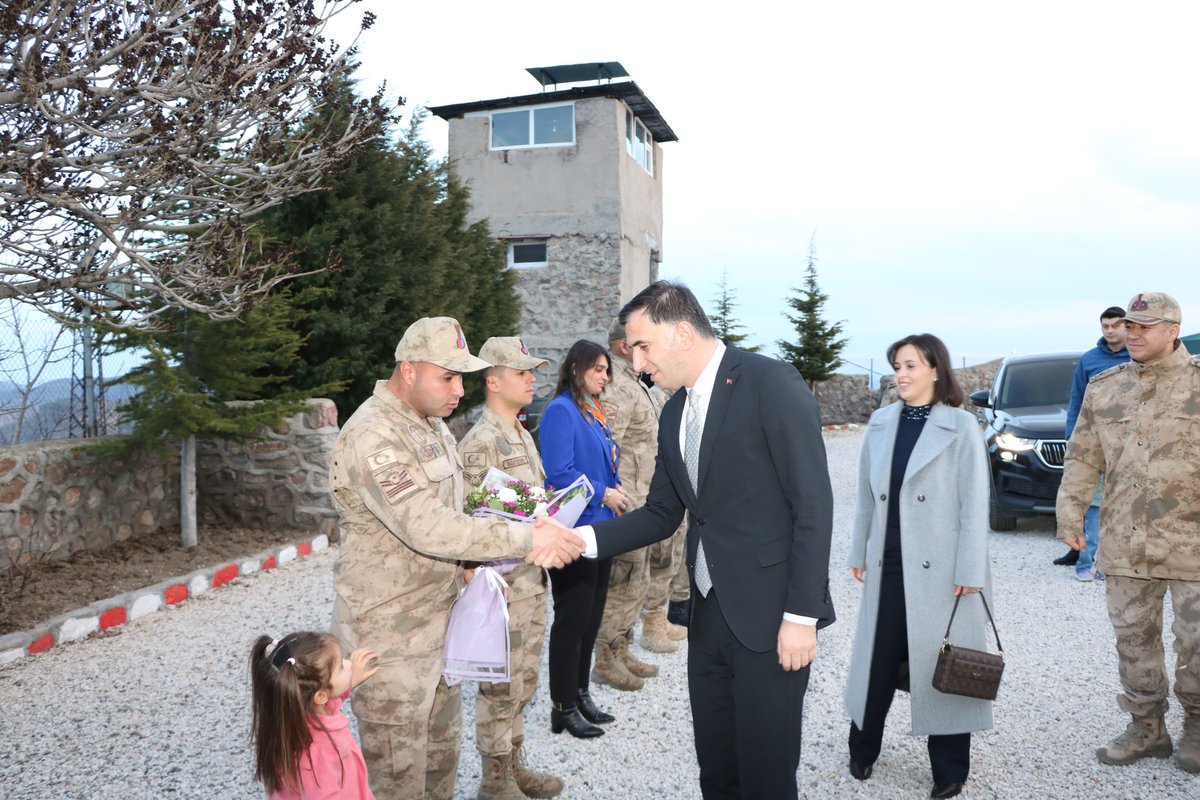 CemisgezekG's tweet photo. 1️⃣ Kaymakamımız Sn. Levent Küçük, Tunceli İl Jandarma Komutanı Tuğgeneral Sn. Bülent Baykal ile birlikte Ulukale Jandarma Karakolu’nu ziyaret ederek görev başındaki kahraman jandarma personelimiz ve kıymetli aileleriyle birlikte iftar yaptı.

@leventkucuk_
#Çemişgezek https://t.co/zPXfWq1HpS