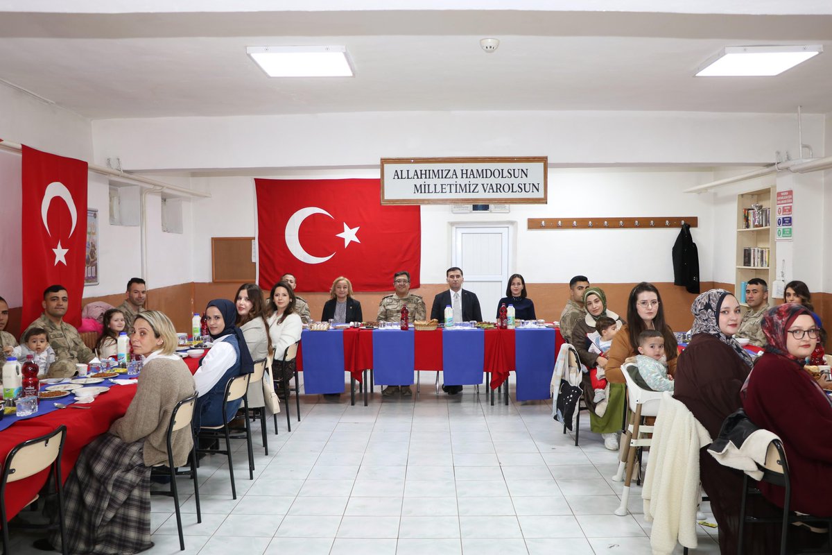 CemisgezekG's tweet photo. 1️⃣ Kaymakamımız Sn. Levent Küçük, Tunceli İl Jandarma Komutanı Tuğgeneral Sn. Bülent Baykal ile birlikte Ulukale Jandarma Karakolu’nu ziyaret ederek görev başındaki kahraman jandarma personelimiz ve kıymetli aileleriyle birlikte iftar yaptı.

@leventkucuk_
#Çemişgezek https://t.co/zPXfWq1HpS
