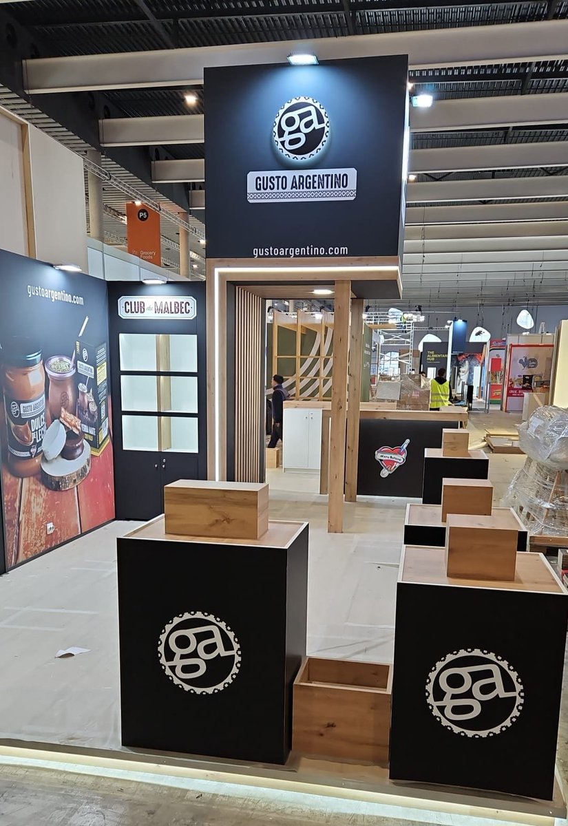 stands dm spacio tweet media