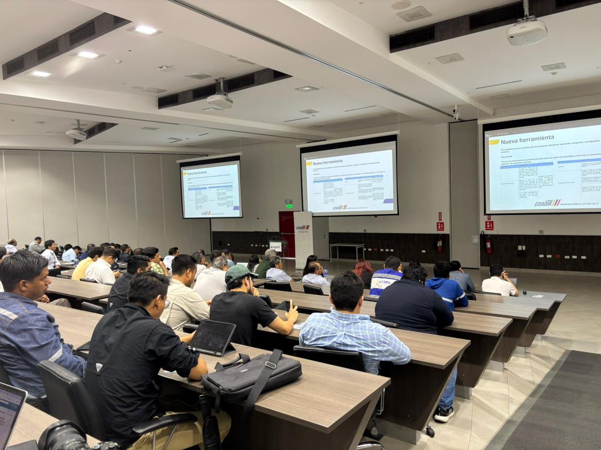 CNEL_EP's tweet photo. Durante la jornada de socialización, profesionales proyectistas presentes y participantes conectados de manera virtual resolvieron sus inquietudes sobre esta nueva herramienta.

Los asistentes destacaron su utilidad para optimizar tiempos y mejorar la viabilidad en la presentación de proyectos eléctricos, valorando positivamente esta iniciativa de modernización impulsada por #CNELEP.