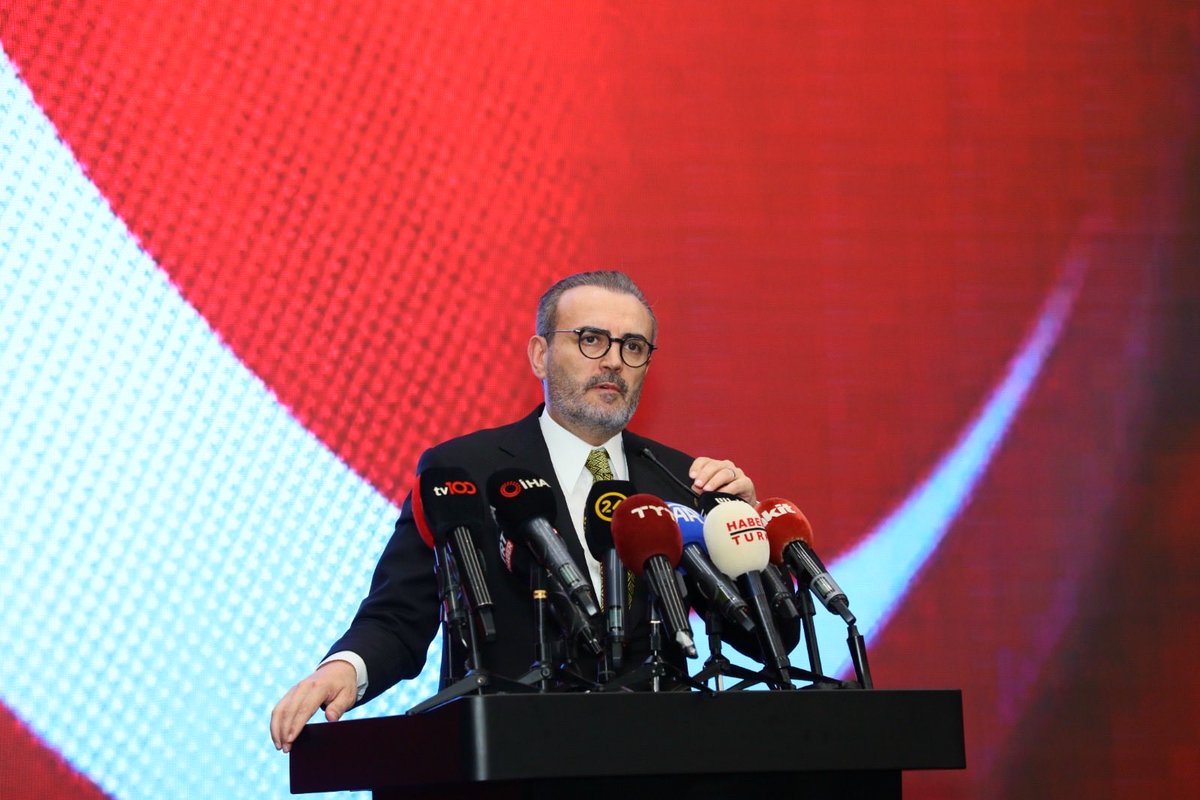 mahirunal's tweet photo. 15 Temmuz Derneği’nin düzenlediği iftar programında, hafızamızın en ağır imtihanlarını omuzlayan gazilerimiz ve şehit ailelerimizle buluştuk. Millet olmanın anlamını, acıda ve direnişte kurulan o derin kardeşliği yeniden hatırlatan kıymetli bir buluşmaydı.

Çanakkale’de tarihin akışını değiştiren irade ile 15 Temmuz gecesi karanlığı yaran direniş, aynı ruhun, aynı inancın farklı zamanlardaki tezahürüdür. Bu topraklarda istiklal, bedeli ödenmiş, hatırası emanet edilmiş bir hakikattir.

18 Mart vesilesiyle, “geçilmez” diyerek tarihe istikamet veren aziz şehitlerimizi ve 15 Temmuz’da canlarıyla bu iradeyi muhafaza eden kahramanlarımızı rahmet ve minnetle anıyorum. 

@15Temmuz_Der