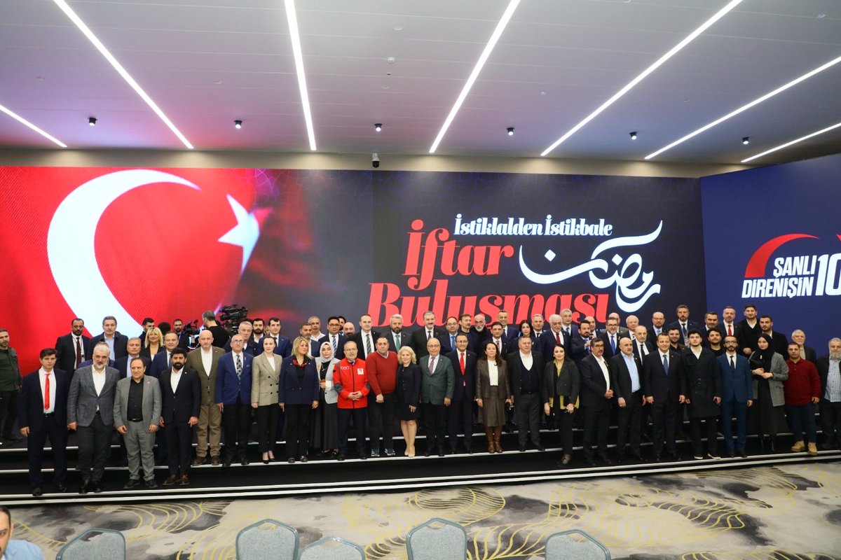 mahirunal's tweet photo. 15 Temmuz Derneği’nin düzenlediği iftar programında, hafızamızın en ağır imtihanlarını omuzlayan gazilerimiz ve şehit ailelerimizle buluştuk. Millet olmanın anlamını, acıda ve direnişte kurulan o derin kardeşliği yeniden hatırlatan kıymetli bir buluşmaydı.

Çanakkale’de tarihin akışını değiştiren irade ile 15 Temmuz gecesi karanlığı yaran direniş, aynı ruhun, aynı inancın farklı zamanlardaki tezahürüdür. Bu topraklarda istiklal, bedeli ödenmiş, hatırası emanet edilmiş bir hakikattir.

18 Mart vesilesiyle, “geçilmez” diyerek tarihe istikamet veren aziz şehitlerimizi ve 15 Temmuz’da canlarıyla bu iradeyi muhafaza eden kahramanlarımızı rahmet ve minnetle anıyorum. 

@15Temmuz_Der