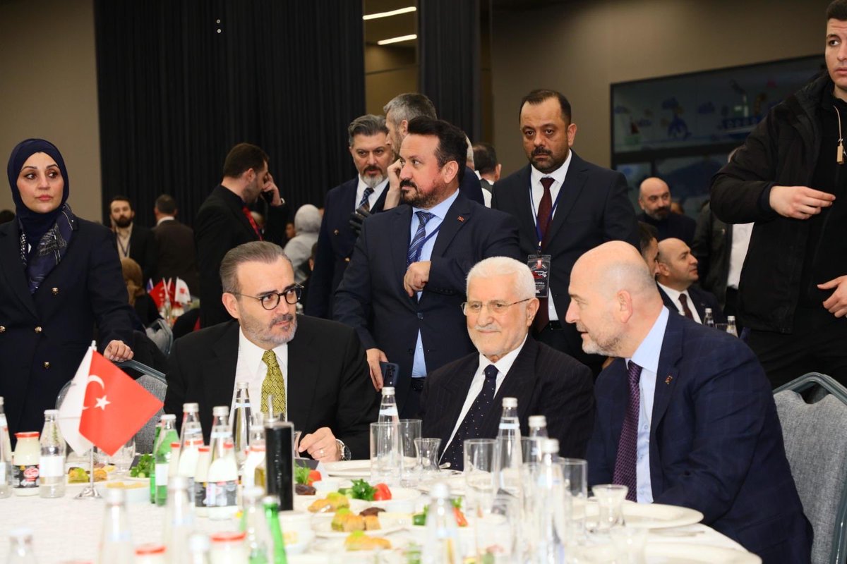 mahirunal's tweet photo. 15 Temmuz Derneği’nin düzenlediği iftar programında, hafızamızın en ağır imtihanlarını omuzlayan gazilerimiz ve şehit ailelerimizle buluştuk. Millet olmanın anlamını, acıda ve direnişte kurulan o derin kardeşliği yeniden hatırlatan kıymetli bir buluşmaydı.

Çanakkale’de tarihin akışını değiştiren irade ile 15 Temmuz gecesi karanlığı yaran direniş, aynı ruhun, aynı inancın farklı zamanlardaki tezahürüdür. Bu topraklarda istiklal, bedeli ödenmiş, hatırası emanet edilmiş bir hakikattir.

18 Mart vesilesiyle, “geçilmez” diyerek tarihe istikamet veren aziz şehitlerimizi ve 15 Temmuz’da canlarıyla bu iradeyi muhafaza eden kahramanlarımızı rahmet ve minnetle anıyorum. 

@15Temmuz_Der