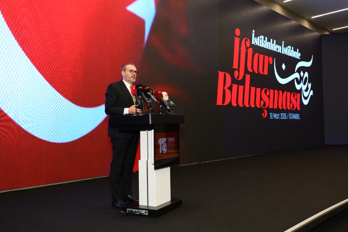 mahirunal's tweet photo. 15 Temmuz Derneği’nin düzenlediği iftar programında, hafızamızın en ağır imtihanlarını omuzlayan gazilerimiz ve şehit ailelerimizle buluştuk. Millet olmanın anlamını, acıda ve direnişte kurulan o derin kardeşliği yeniden hatırlatan kıymetli bir buluşmaydı.

Çanakkale’de tarihin akışını değiştiren irade ile 15 Temmuz gecesi karanlığı yaran direniş, aynı ruhun, aynı inancın farklı zamanlardaki tezahürüdür. Bu topraklarda istiklal, bedeli ödenmiş, hatırası emanet edilmiş bir hakikattir.

18 Mart vesilesiyle, “geçilmez” diyerek tarihe istikamet veren aziz şehitlerimizi ve 15 Temmuz’da canlarıyla bu iradeyi muhafaza eden kahramanlarımızı rahmet ve minnetle anıyorum. 

@15Temmuz_Der