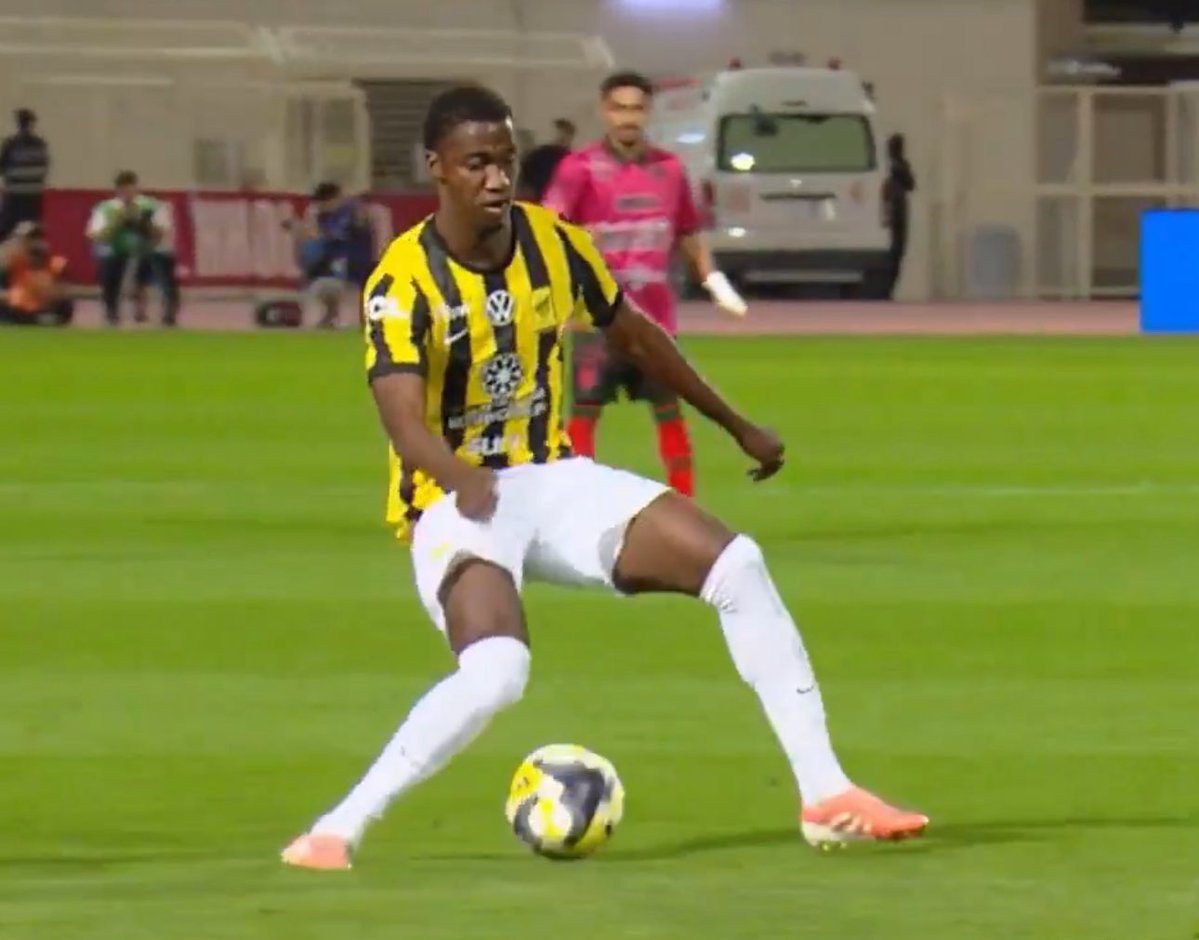 عمرو tweet media