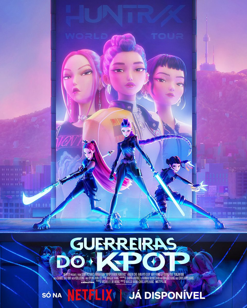 almanaquedisney's tweet photo. 🚨🚨🚨🚨🚨🚨🚨🚨🚨🚨🚨🚨🚨

A Netflix está planejando uma turnê mundial de ‘Guerreiras do K-Pop’, com shows realizados em arenas com capacidade entre 10 mil e 20 mil pessoas.

O streaming estuda se seria com EJAE, Rei Ami e Audrey Nuna (vozes cantadas das personagens), mas também considera ter as 
HUNTR/X apenas de forma virtual.

Os detalhes ainda estão sendo ajustados, mas o streaming já teria garantido milhões em adiantamento. A ideia seria fazer a turnê em 2027.