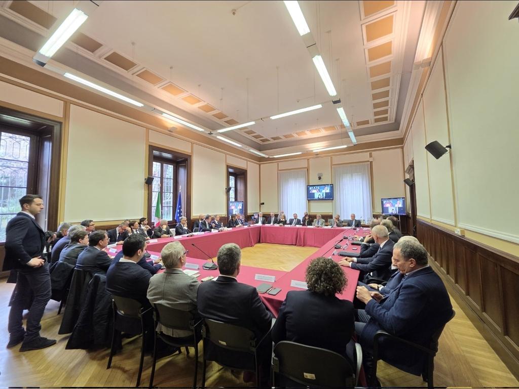 ClaudioBorghi's tweet image. Il tavolo con tutti gli operatori dei carburanti convocato oggi da Salvini in Prefettura a Milano che ha sbloccato tutto.
#accise