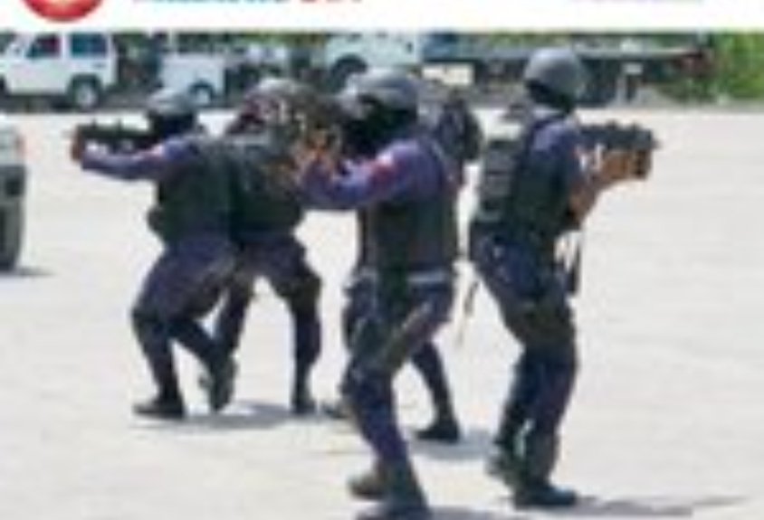 Kout bal kontinye ap chante jounen mèkredi 18 mas nan plizyè katye anba lavil pòtoprens.Batay la sere ant fòs lòd yo ak bandi yo nan blòk premye avni bòlòs,pòtay leyogan ak bò" Stade Sylvio Cator ".Plizyè bandi deja tonbe tou sa ki ralanti sikilasyon nan zòn sa yo.