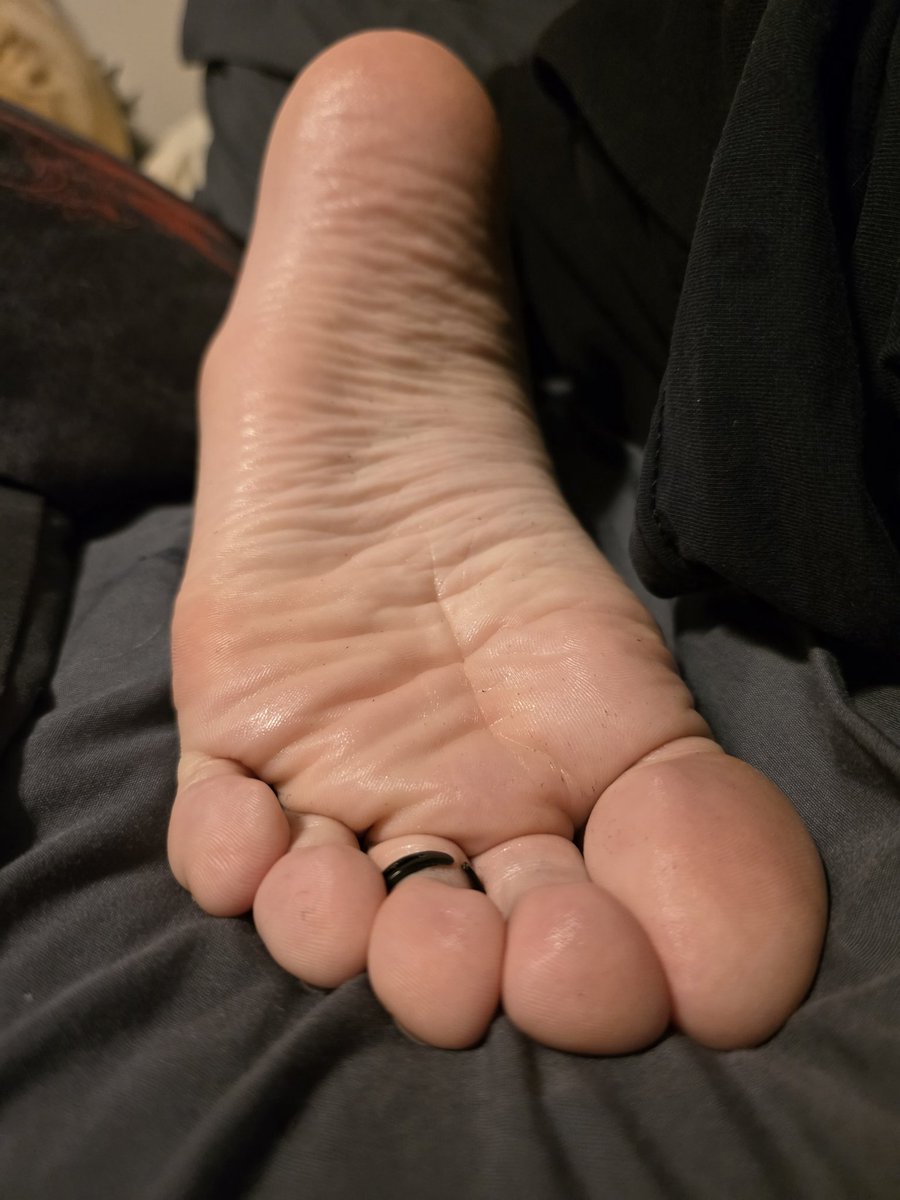 Dont you just want to drag your tongue across my bare, soft, wrinkled soles? I bet you do! Share this if you'd tend to my feet, all night long.....
#feet #soles #femboy #femboyfeet