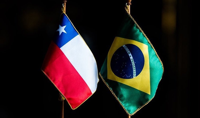 Chile_Ranking's tweet photo. Esta es la Comparación Económica y Social entre Chile y Brasil el 2025 🇨🇱🇧🇷

• Población 
🇨🇱 19,95 millones
🇧🇷 213,56 millones

• Superficie Territorial
🇨🇱 756.102 km²
🇧🇷 8.515.767 km²

• Producto Interno Bruto (PIB) per cápita PPA
🇨🇱 US$ 36.430 (FMI)
🇧🇷 US$ 24.110 (FMI)

• Crecimiento del PIB 2025
🇨🇱 2,5% (FMI)
🇧🇷 2,4% (FMI)  

• Inflación Acumulada (IPC Anual 2025)
🇨🇱 3,5% (Banco Central de Chile)
🇧🇷 4,3% (IBGE)

• Inversión Extranjera Directa (IED 2025)
🇨🇱 US$ 12.521 millones (CEPAL)
🇧🇷 US$ 64.221 millones (CEPAL)

• Apertura Comercial (Tratados de Libre Comercio)
🇨🇱 33 acuerdos con 65 economías (OMC)
🇧🇷 1 acuerdo principal: Mercosur (OMC)

• Exportaciones Totales 2025
🇨🇱 US$ 107.000 millones (SUBREI)
🇧🇷 US$ 349.000 millones

• Riesgo País (EMBI+)
🇨🇱 95 puntos (JP Morgan)
🇧🇷 215 puntos (JP Morgan)

• Índice de Desarrollo Humano (IDH)
🇨🇱 0,878 / Puesto 45 mundial (PNUD)
🇧🇷 0,786 / Puesto 84 mundial (PNUD)

• Coeficiente de Gini (Desigualdad)
🇨🇱 0,430 (Banco Mundial)
🇧🇷 0,489 (Banco Mundial)  

• Índice de Pobreza
🇨🇱 17,3% (Casen)
🇧🇷 23,1% (IBGE)

• Desempeño Educativo (Pruebas PISA)
🇨🇱 435 puntos promedio (OCDE)
🇧🇷 390 puntos promedio (OCDE)

• Esperanza de Vida al Nacer
🇨🇱 81,2 años (OMS)
🇧🇷 76,2 años (OMS)

• Tasa de Desempleo
🇨🇱 8,3% (INE)
🇧🇷 7,5% (IBGE)

• Conectividad y Digitalización
🇨🇱 94% de la población (OCDE)
🇧🇷 84% de la población (OCDE)

• Índice de Innovación Global (2025)
🇨🇱 Puesto 51 (WIPO)
🇧🇷 Puesto 52 (WIPO)  

Datos del FMI, Banco Mundial, CEPAL, PNUD, IBGE, Banco Central de Chile, INE, OMS y WIPO