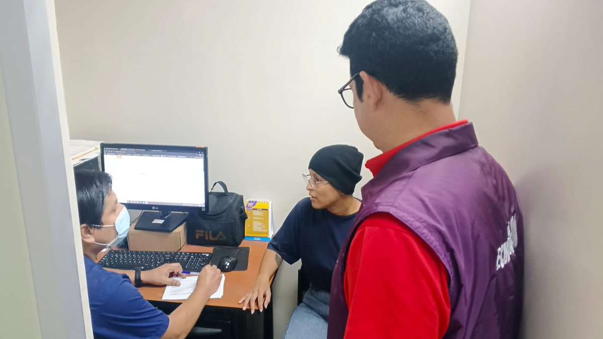 Salud_Guayas's tweet photo. Director del #Distrito09D24, @FBarrezuetav, constata la atención que se brinda en el Centro de @Salud_Ec #Samborondón 🏥 con el objetivo de garantizar los servicios a la comunidad. 
#ElNuevoEcuador https://t.co/Z2qQkgPz4C