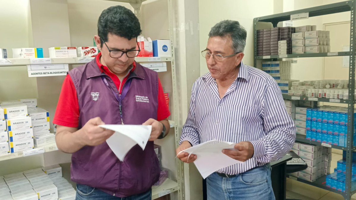 Salud_Guayas's tweet photo. Director del #Distrito09D24, @FBarrezuetav, constata la atención que se brinda en el Centro de @Salud_Ec #Samborondón 🏥 con el objetivo de garantizar los servicios a la comunidad. 
#ElNuevoEcuador https://t.co/Z2qQkgPz4C