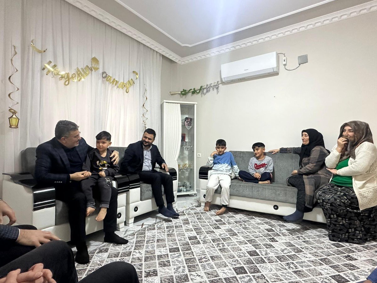 farukaytek's tweet photo. ❝AK Parti; milletimizle aynı gönül çizgisinde buluşan, hanelerde muhabbeti ve kardeşliği büyüten bir dava hareketidir.❞

Yüreğir İlçe Başkanımız Mehmet Murat Kılınç ve kıymetli teşkilatımız ile İnce Ertürk ve ailesini ziyaret ederek bir araya geldik.

Rabbim hanelerimizi selametle, gönüllerimizi muhabbetle kuşatsın; birlik ve beraberliğimizi daim eylesin.

📍 Yeşilbağlar Mahallesi, Yüreğir