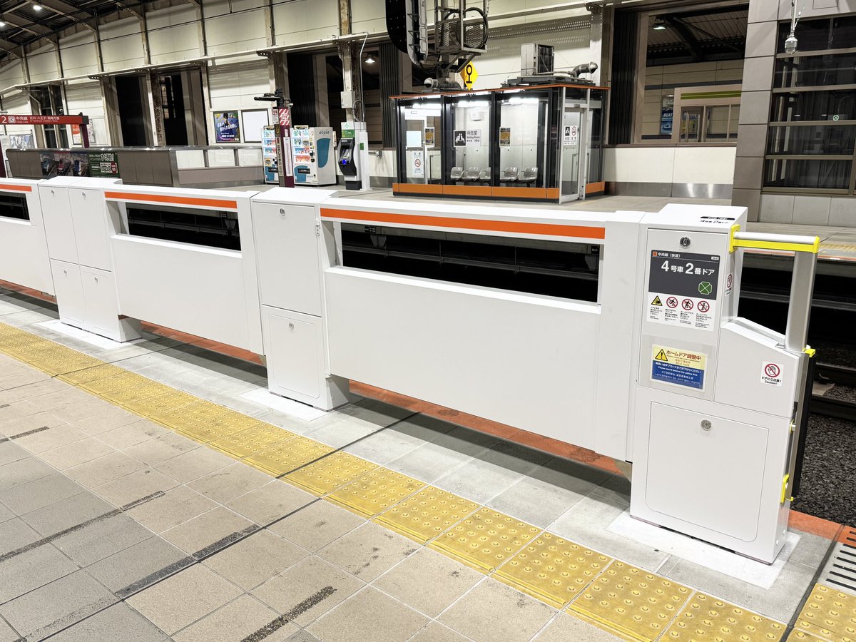 kamaboko_FD's tweet photo. JR中央快速線 武蔵境駅

⬛︎ ホームドアが設置されました！
1番線_その１

中央線初のホームドア設置です。
始発前に撮影を行いました。 https://t.co/FVQDMmyRrl