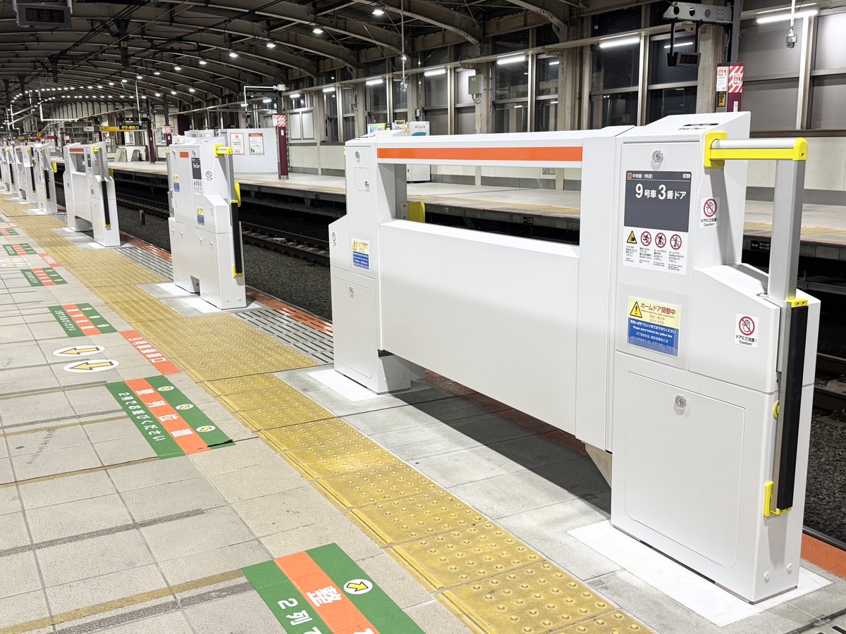 kamaboko_FD's tweet photo. JR中央快速線 武蔵境駅

⬛︎ ホームドアが設置されました！
1番線_その１

中央線初のホームドア設置です。
始発前に撮影を行いました。 https://t.co/FVQDMmyRrl