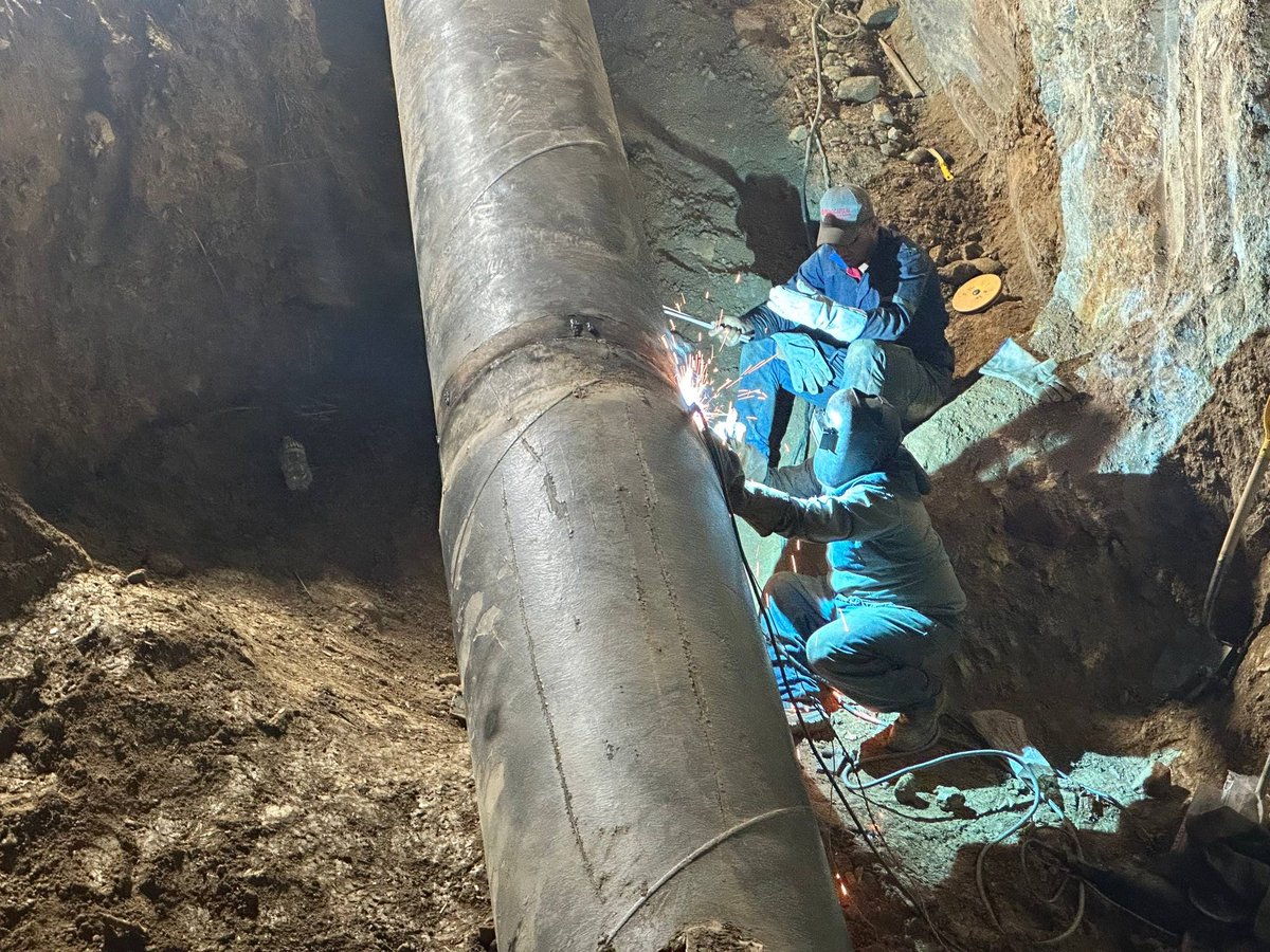 hidroven_ve1's tweet image. #Miranda | En el municipio El Hatillo, específicamente en la redoma de Lomas del Sol, el Equipo Multidisciplinario del Agua ejecutó la sustitución de 36 metros de tubería para agua potable de 30 pulgadas, para garantizar la continuidad del servicio por el bienestar del Pueblo🇻🇪