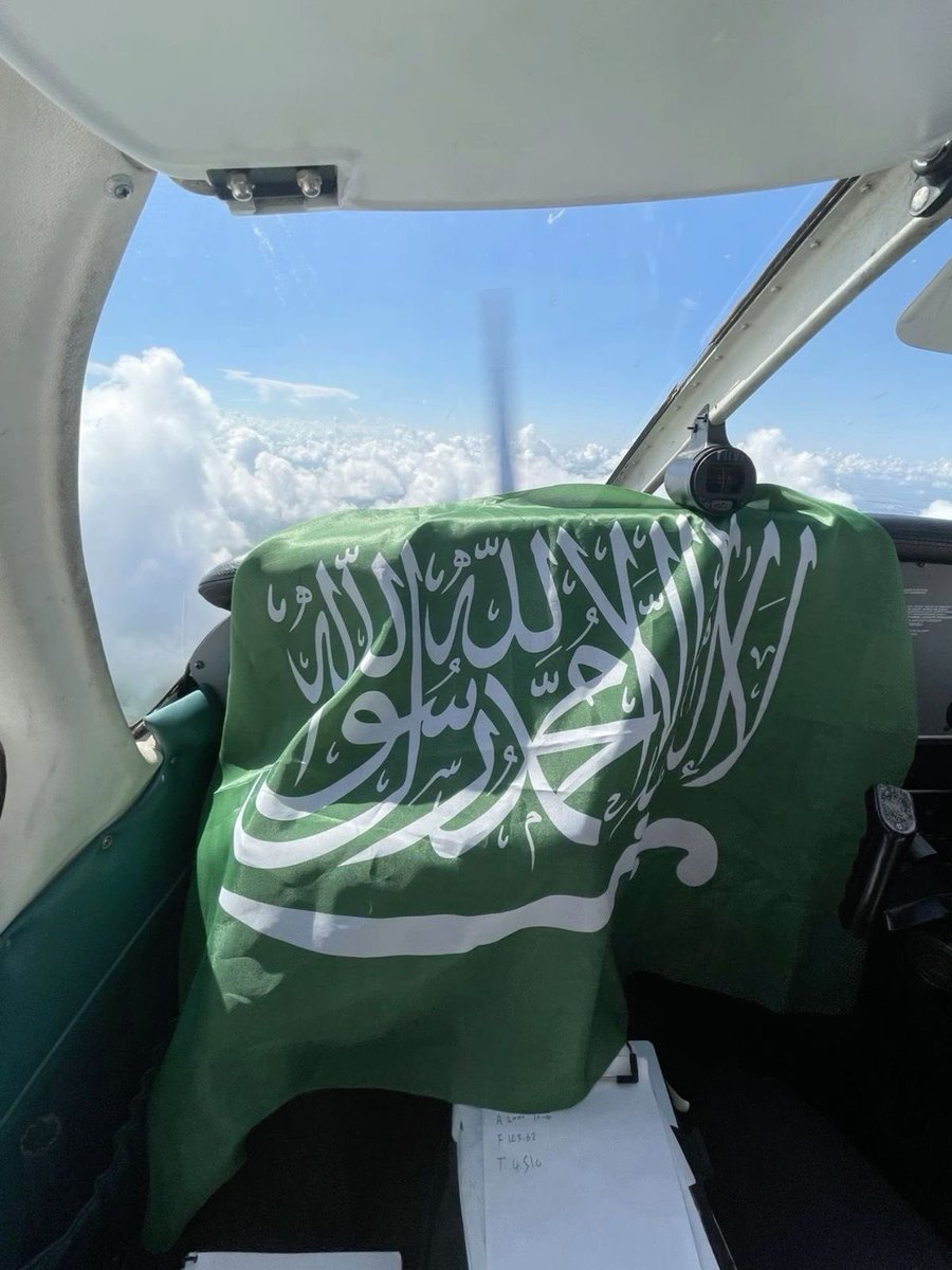 yara_duf's tweet photo. أرضاً وجواً.. بفضل الله ثم قادتنا العظماء وأبطال دفاعنا، نحن في أمان الحمدلله 🤲🏼 دمتم لنا عزاً وفخراً 🇸🇦❤️ https://t.co/WGVQol9tI7
