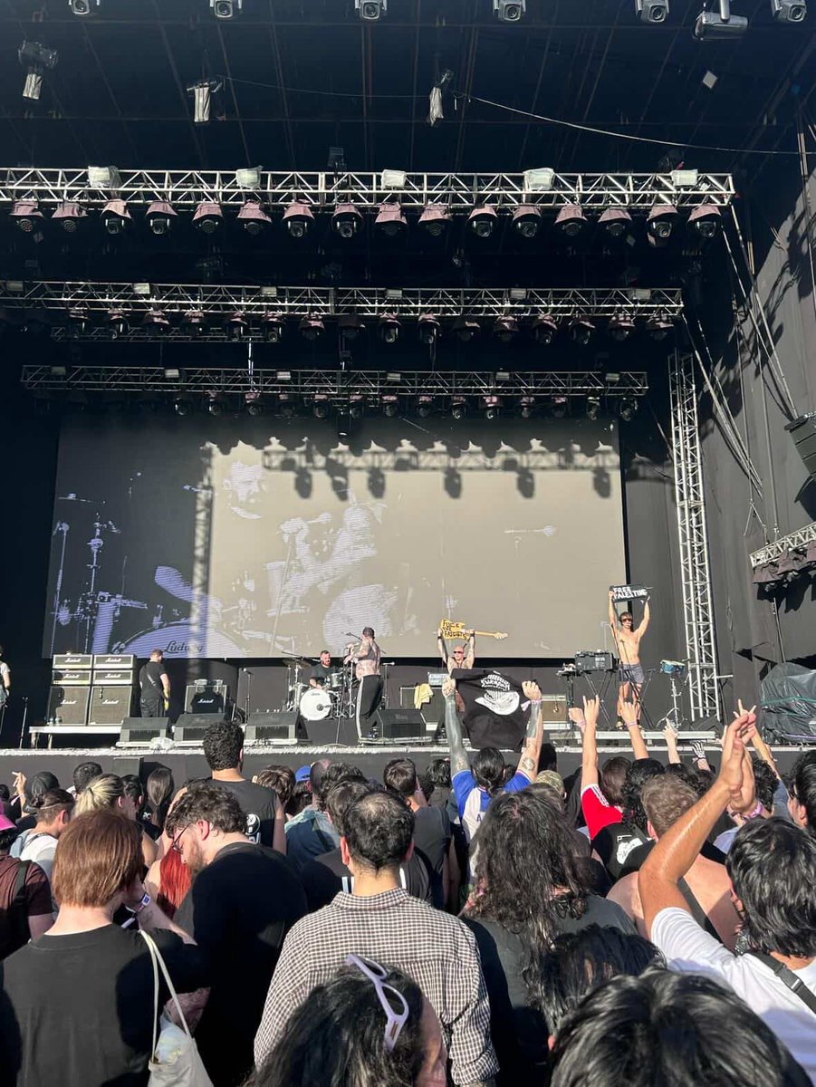Mirá los huevos de estos muñecos!!!
Viagra Boys en Paraguay 🇵🇾  poniendo el pecho en contra del fascismo y el genocidio en Palestina ✊🏼

Créditos en ig: emiliodelgadillo_