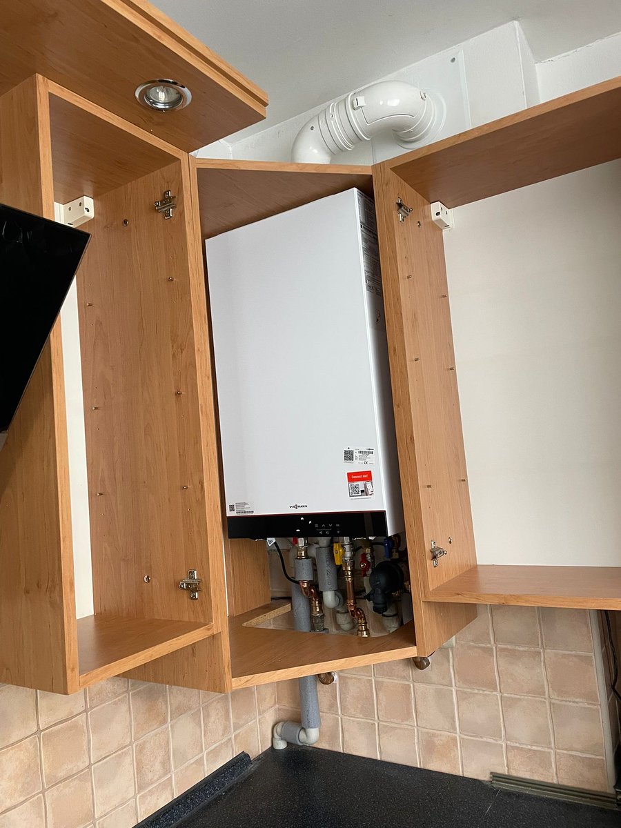 KosemoMoravia's tweet photo. Montáž kotle Viessmann Vitodens řady 050. Ještě dvířka a nikdo nic nevidí. 😉 
#plyn #heating #montazkotle #ingeneering #water #wolf #kotle #cisteni #udrzba #plynovekotle #vytapeni #thermona #junkers #buderus #viessmann #destila #plynovákotelna #dedietrich #kosemo #rekonstrukce https://t.co/blcQYsqiJo