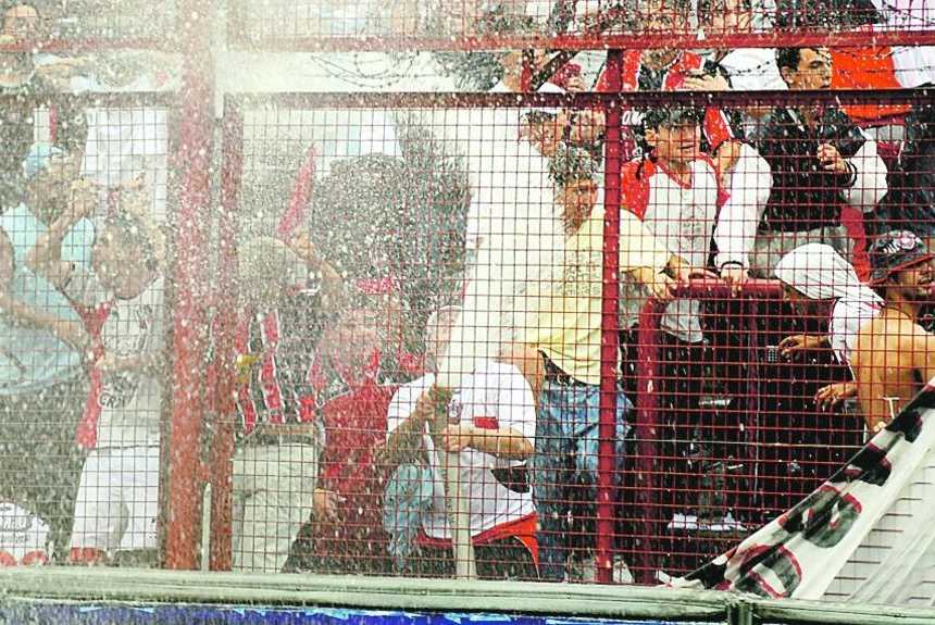 FutbolRetroAr's tweet photo. Hinchas de Chacarita le roban la manguera a los bomberos, año 2010. https://t.co/Pk82N2hjMT