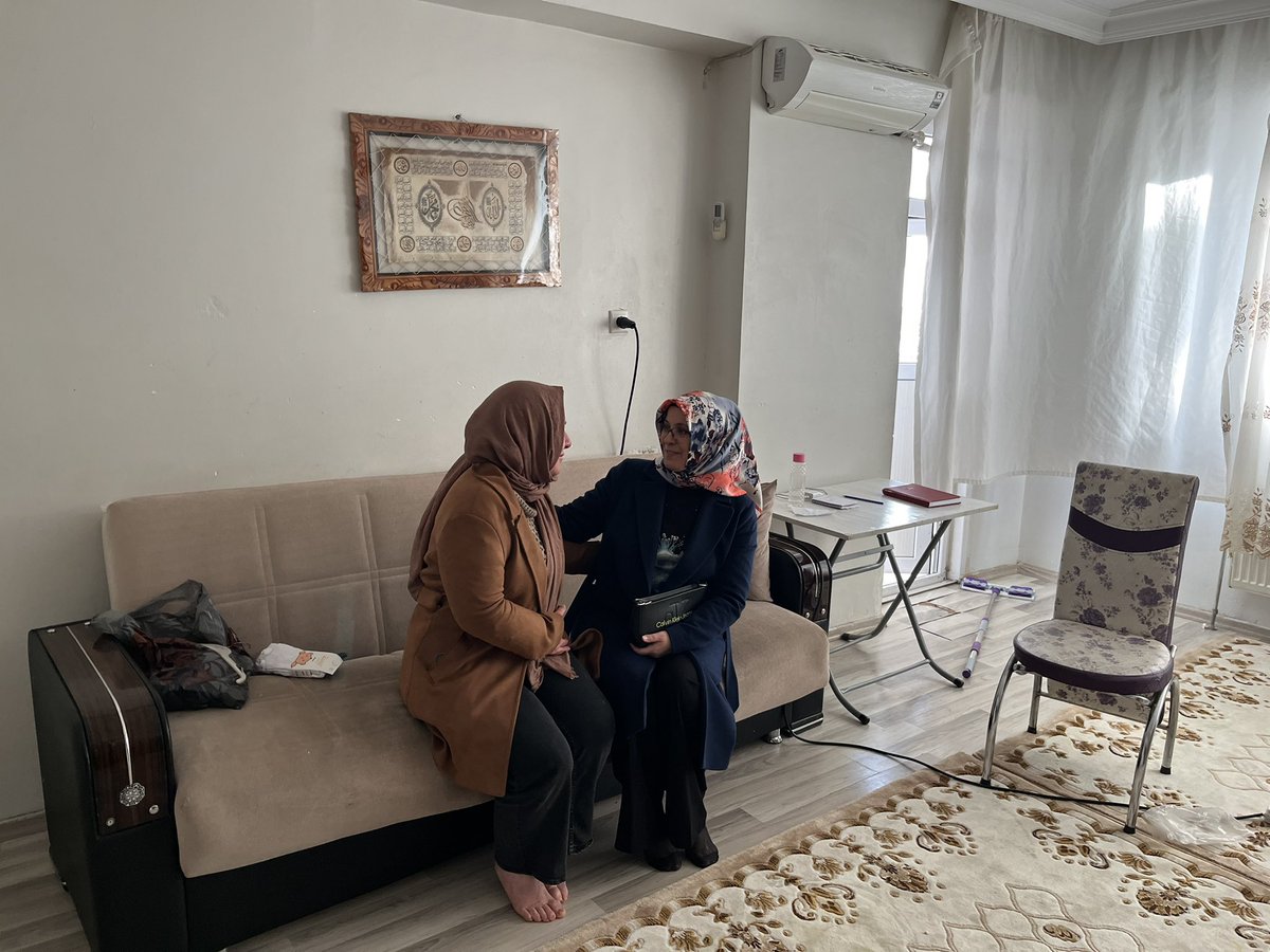 akkadinkayapina's tweet photo. 📍Fırat Mahallesi
İlçe kadın kolları Başkanımız Sn @Yoncadurmaz21 yönetim kurulu üyelerimiz ile birlikte , hayat yolunda desteğe ve sevgiye her zaman açık olan kıymetli #Alcu ve #Sevim ailesinin misafiri oldular.@AvukatErsanAksu @omer_iler https://t.co/ZqpvMFNTaC