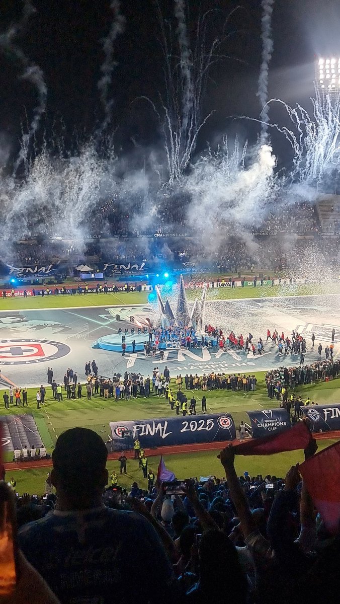 flama466's tweet photo. @Charly_Auri Afición de Cruz Azul ganando la champions // la de pumas ganando la champions https://t.co/MsBue6IzlA