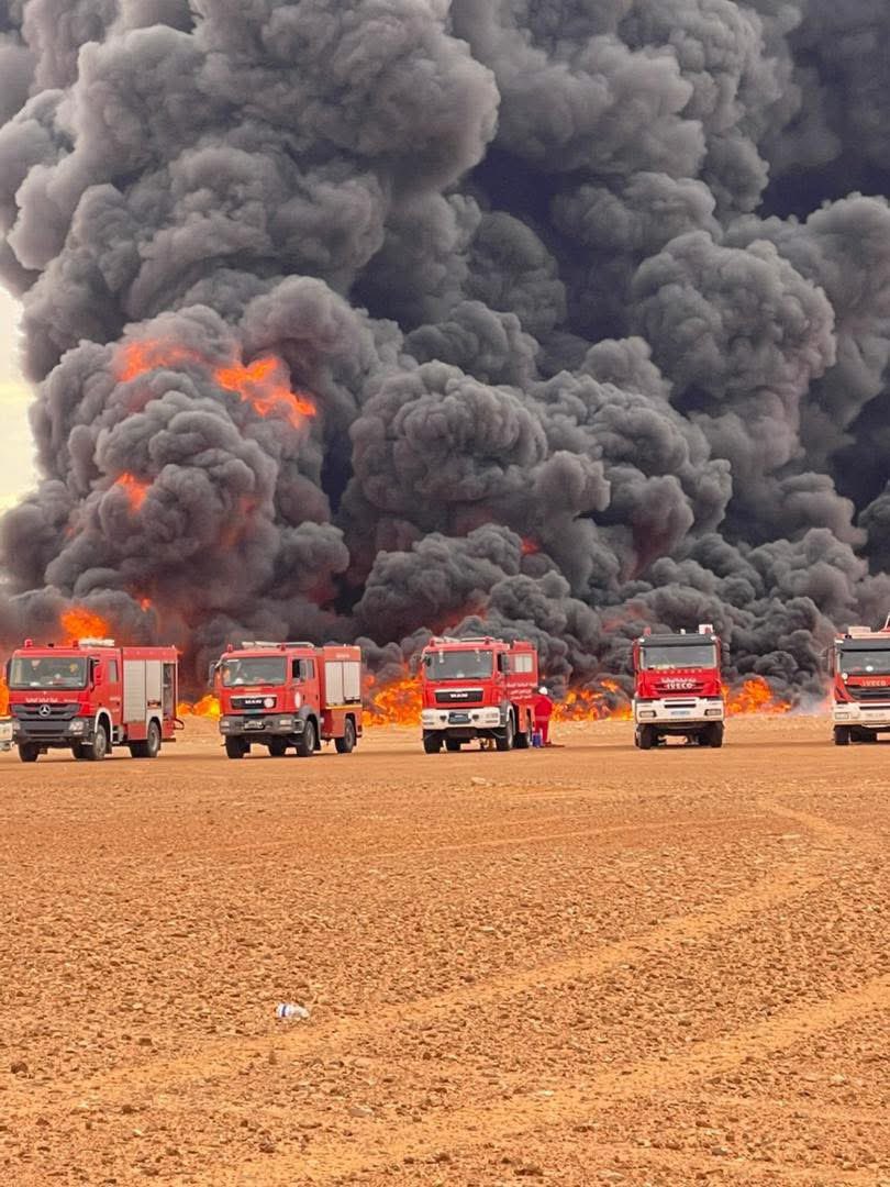 MahmudM27830556's tweet photo. 🚨 Firefighter teams are still working to contain the fire that broke out on the Sharara field crude oil export pipeline, while response efforts remain ongoing at the site.
#OOTT
#Libya https://t.co/WTQzBYQiw8