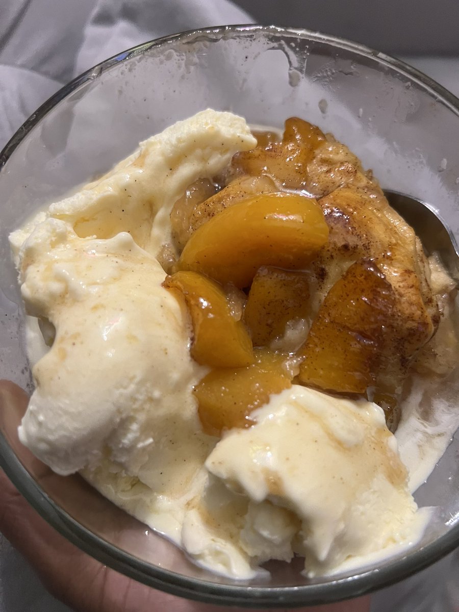 NiyStackz's tweet photo. Dinner was so good. Parmesan lemon asparagus w honey garlic salmon, and a honey cinnamon sweet potato ….peach cobbler for dessert😍 https://t.co/dbBxwsU2pS