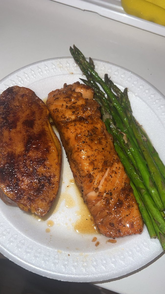 NiyStackz's tweet photo. Dinner was so good. Parmesan lemon asparagus w honey garlic salmon, and a honey cinnamon sweet potato ….peach cobbler for dessert😍 https://t.co/dbBxwsU2pS
